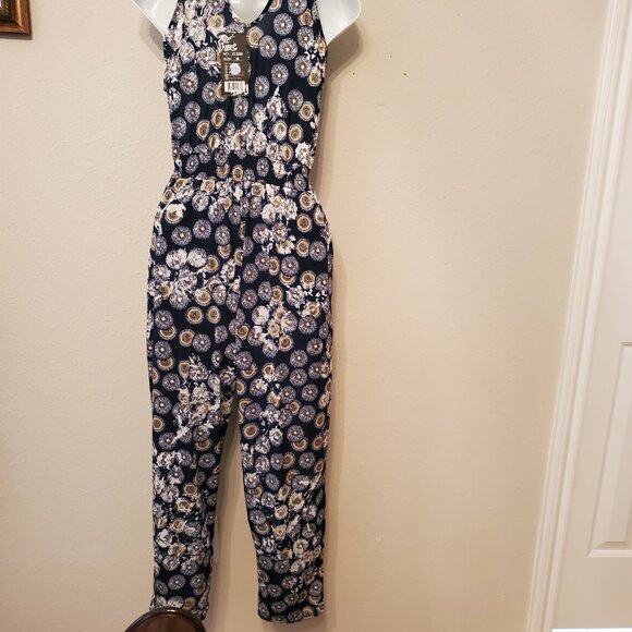Jumpsuit Light weight, shoulder adjustable strap 65% Silk 35% polyester Size M. - Picture 6 of 13